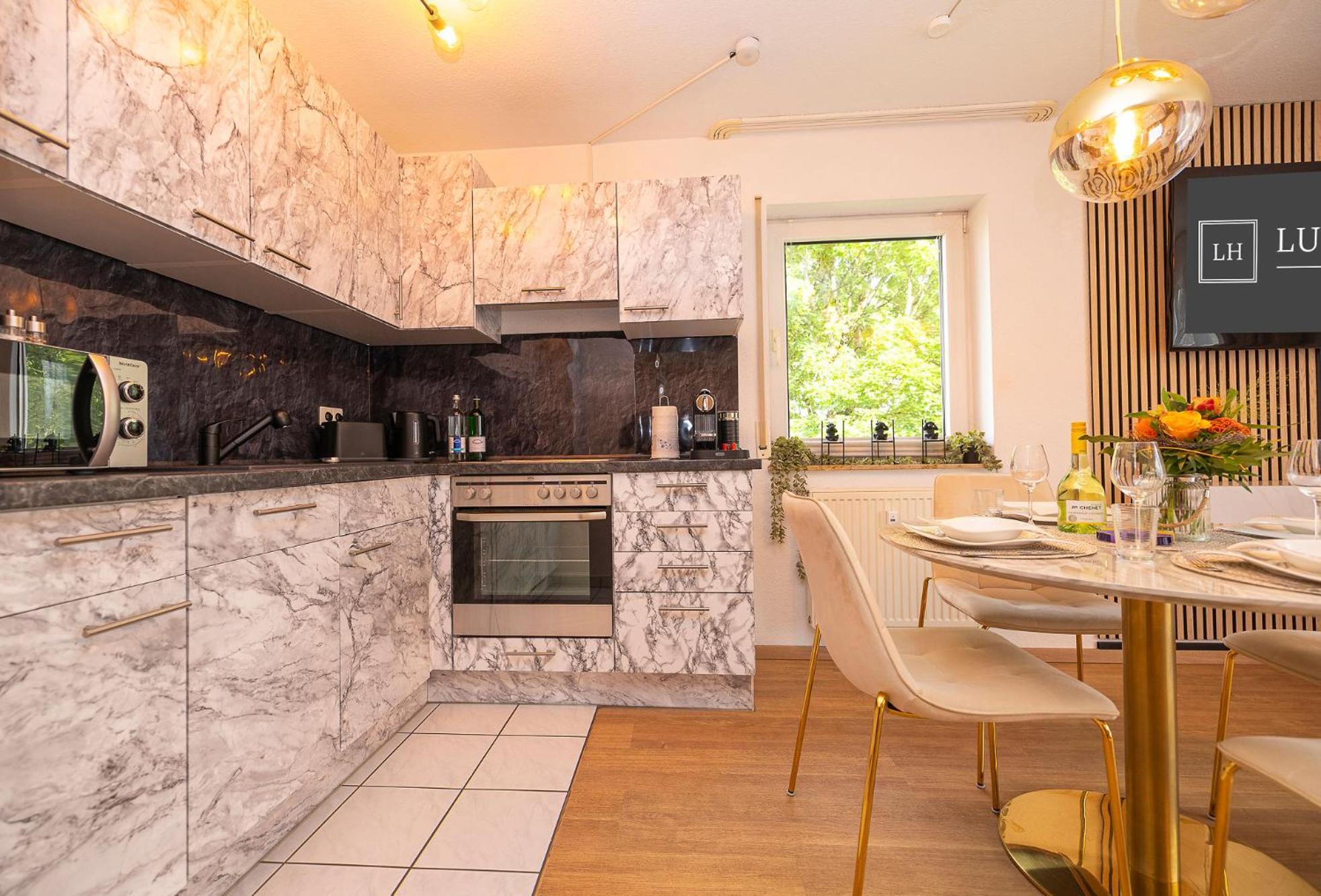 Luxx Home Bc, Zentral - Fuer 4 Personen - Balkon - Parken - Voll Ausgestattete Kueche Biberach an der Riss Exterior photo